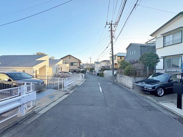 �_�ސ쌧���l�s��q��m����1���ڂ̒��È�ˌ��Ă̑O�ʓ��H�܂ތ��n�ʐ^