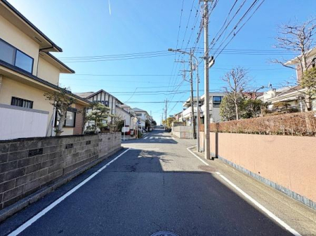 �_�ސ쌧���l�s�h�挳�勴1���ڂ̒��È�ˌ��Ă̑O�ʓ��H�܂ތ��n�ʐ^