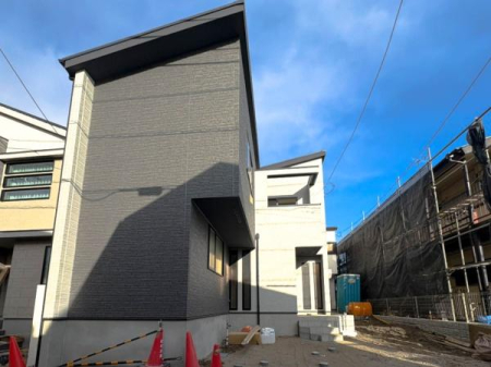 �_�ސ쌧����s�ғ�1���ڂ̐V�z��ˌ��Ă̑O�ʓ��H�܂ތ��n�ʐ^