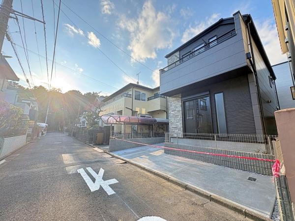 �_�ސ쌧��a�s��a�c�̐V�z��ˌ��Ă̑O�ʓ��H�܂ތ��n�ʐ^