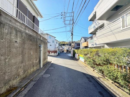 �_�ސ쌧���l�s�˒ˋ�˒˒��̒��È�ˌ��Ă̑O�ʓ��H�܂ތ��n�ʐ^