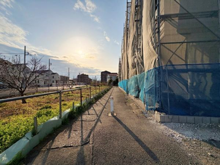 �_�ސ쌧���s�{�O�����2���ڂ̐V�z��ˌ��Ă̑O�ʓ��H�܂ތ��n�ʐ^