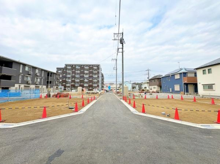 �_�ސ쌧���Ԏs���J��5���ڂ̐V�z��ˌ��Ă̑O�ʓ��H�܂ތ��n�ʐ^