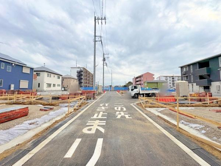 �_�ސ쌧���Ԏs���J��5���ڂ̐V�z��ˌ��Ă̑O�ʓ��H�܂ތ��n�ʐ^