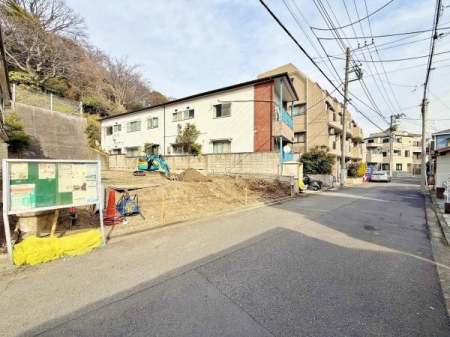 �_�ސ쌧���l�s����k����2���ڂ̓y�n�̑O�ʓ��H�܂ތ��n�ʐ^