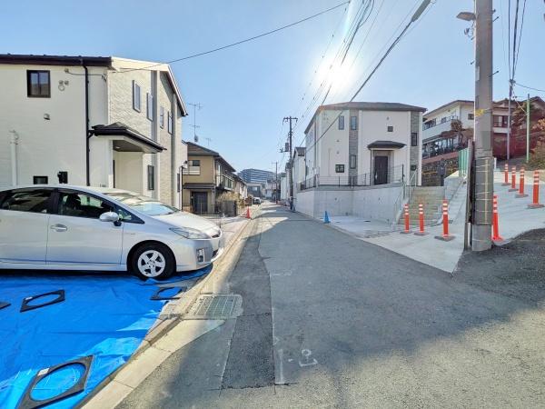 �����s���c�s�����c2���ڂ̐V�z��ˌ��Ă̑O�ʓ��H�܂ތ��n�ʐ^