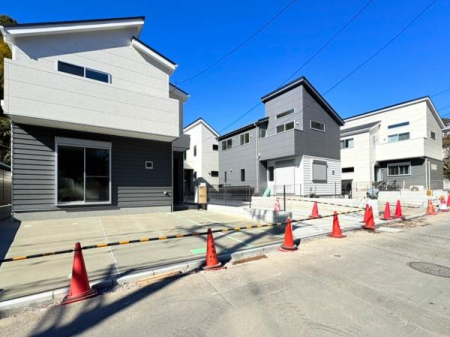 �_�ސ쌧���l�s�h��ѓ����̐V�z��ˌ��Ă̑O�ʓ��H�܂ތ��n�ʐ^