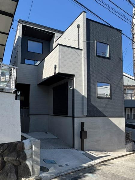 �_�ސ쌧���q�s��4���ڂ̐V�z��ˌ��Ă̑O�ʓ��H�܂ތ��n�ʐ^