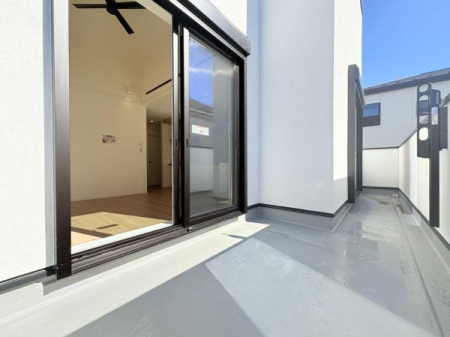 �_�ސ쌧���q�s��L4���ڂ̐V�z��ˌ��Ă̑O�ʓ��H�܂ތ��n�ʐ^