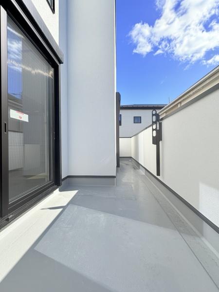 �_�ސ쌧���q�s��L4���ڂ̐V�z��ˌ��Ă̑O�ʓ��H�܂ތ��n�ʐ^