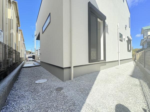 �_�ސ쌧���q�s��L4���ڂ̐V�z��ˌ��Ă̑O�ʓ��H�܂ތ��n�ʐ^