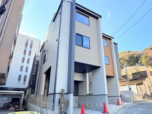 �_�ސ쌧���l�s�����Ԓ�2���ڂ̐V�z��ˌ��Ă̑O�ʓ��H�܂ތ��n�ʐ^