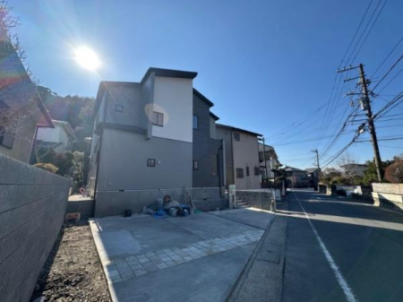 �_�ސ쌧���q�s�����5���ڂ̐V�z��ˌ��Ă̑O�ʓ��H�܂ތ��n�ʐ^