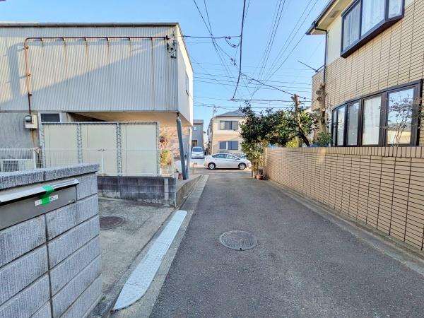 �_�ސ쌧����s���������J4���ڂ̒��È�ˌ��Ă̑O�ʓ��H�܂ތ��n�ʐ^