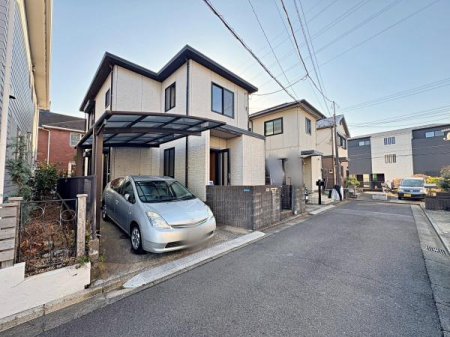 �_�ސ쌧����s����2���ڂ̒��È�ˌ��Ă̑O�ʓ��H�܂ތ��n�ʐ^