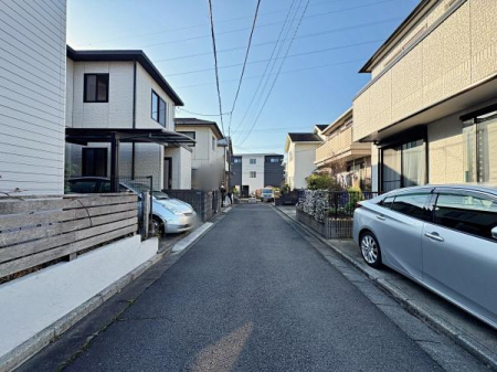 �_�ސ쌧����s����2���ڂ̒��È�ˌ��Ă̑O�ʓ��H�܂ތ��n�ʐ^