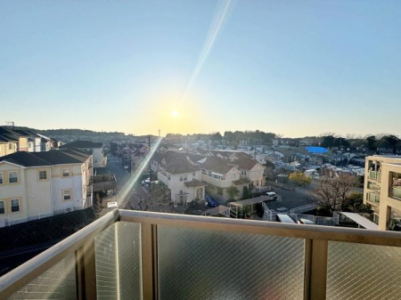 �_�ސ쌧���l�s�΋�O�ے��̒��Ã}���V�����̏Z�˂���̒��]�ʐ^