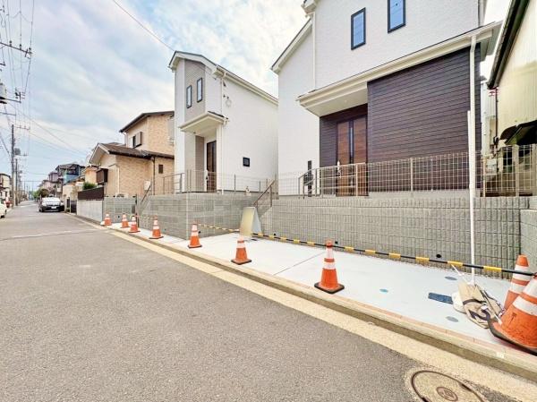 �_�ސ쌧���l�s�`��擌�i�J1���ڂ̐V�z��ˌ��Ă̑O�ʓ��H�܂ތ��n�ʐ^