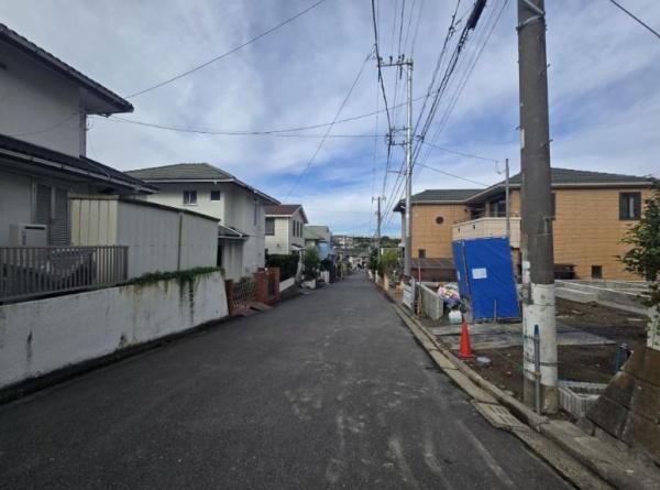 �_�ސ쌧���l�s�`�����쒆��2���ڂ̐V�z��ˌ��Ă̑O�ʓ��H�܂ތ��n�ʐ^