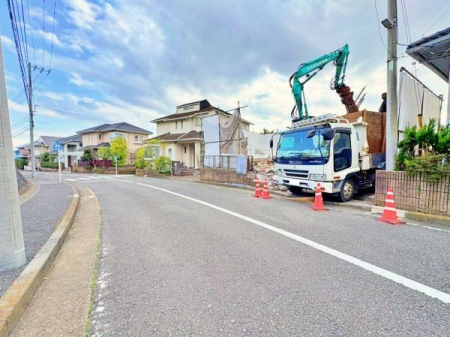 �_�ސ쌧���l�s�����Z�Y3���ڂ̐V�z��ˌ��Ă̑O�ʓ��H�܂ތ��n�ʐ^