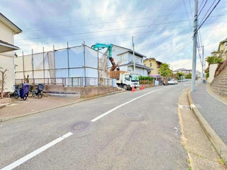 �_�ސ쌧���l�s�����Z�Y3���ڂ̐V�z��ˌ��Ă̑O�ʓ��H�܂ތ��n�ʐ^