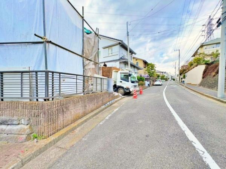 �_�ސ쌧���l�s�����Z�Y3���ڂ̐V�z��ˌ��Ă̑O�ʓ��H�܂ތ��n�ʐ^