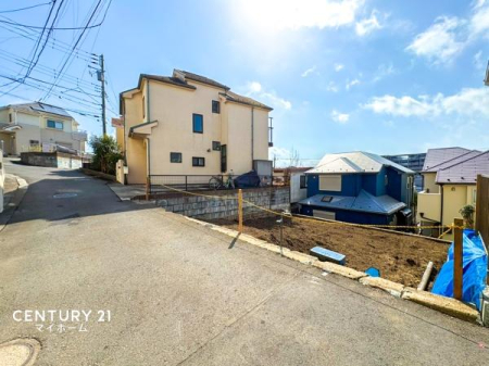 �_�ސ쌧���l�s���撆��1���ڂ̐V�z��ˌ��Ă̑O�ʓ��H�܂ތ��n�ʐ^