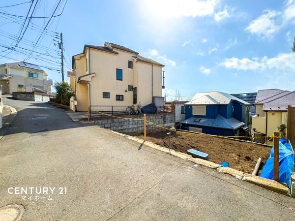 �_�ސ쌧���l�s���撆��1���ڂ̐V�z��ˌ��Ă̑O�ʓ��H�܂ތ��n�ʐ^