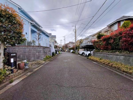 �_�ސ쌧���l�s�t��������u��2���ڂ̒��È�ˌ��Ă̑O�ʓ��H�܂ތ��n�ʐ^