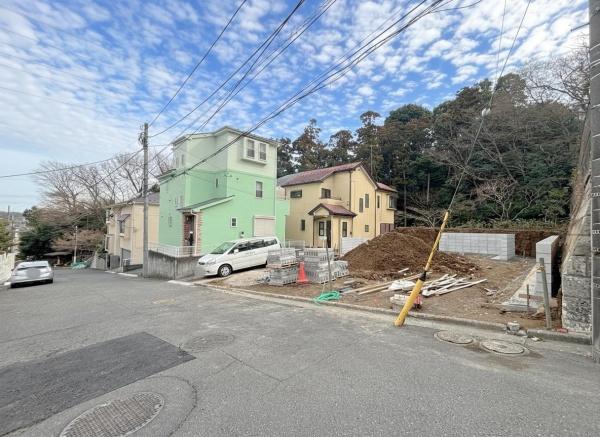 �_�ސ쌧���l�s�˒ˋ�˒˒��̓y�n�̑O�ʓ��H�܂ތ��n�ʐ^