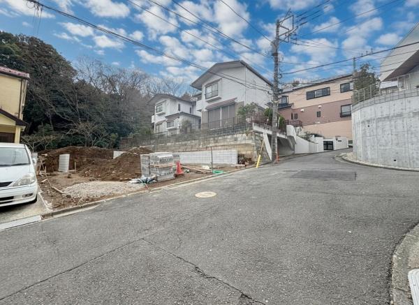 �_�ސ쌧���l�s�˒ˋ�˒˒��̓y�n�̑O�ʓ��H�܂ތ��n�ʐ^