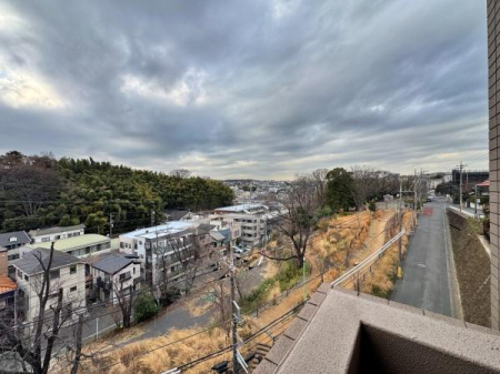 �_�ސ쌧���s������O�c1���ڂ̒��Ã}���V�����̏Z�˂���̒��]�ʐ^