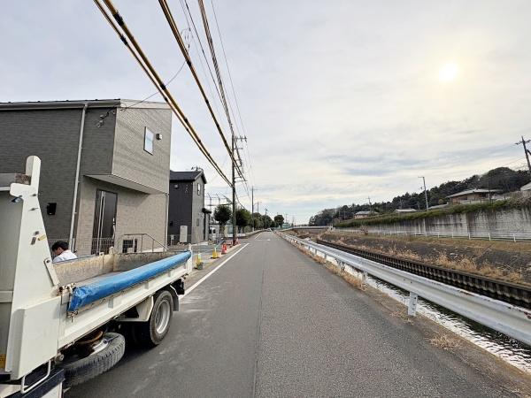 �_�ސ쌧��a�s��a�c�̐V�z��ˌ��Ă̑O�ʓ��H�܂ތ��n�ʐ^