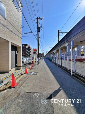 �_�ސ쌧���l�s��撆��1���ڂ̐V�z��ˌ��Ă̑O�ʓ��H�܂ތ��n�ʐ^