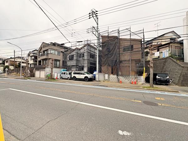 �_�ސ쌧��a�s���c3���ڂ̐V�z��ˌ��Ă̑O�ʓ��H�܂ތ��n�ʐ^