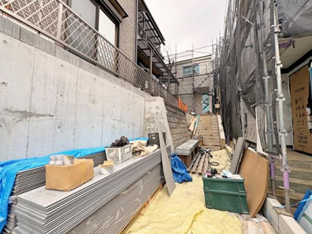 �_�ސ쌧��a�s���c3���ڂ̐V�z��ˌ��Ă̑O�ʓ��H�܂ތ��n�ʐ^