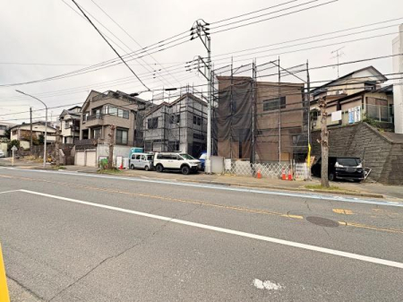 �_�ސ쌧��a�s���c3���ڂ̐V�z��ˌ��Ă̑O�ʓ��H�܂ތ��n�ʐ^