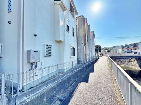 �_�ސ쌧���l�s�`������5���ڂ̒��È�ˌ��Ă̑O�ʓ��H�܂ތ��n�ʐ^