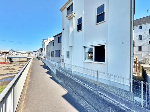 �_�ސ쌧���l�s�`������5���ڂ̒��È�ˌ��Ă̑O�ʓ��H�܂ތ��n�ʐ^