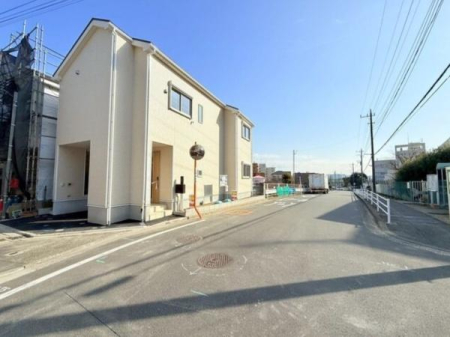 �_�ސ쌧���l�s�`����뒬�̐V�z��ˌ��Ă̑O�ʓ��H�܂ތ��n�ʐ^