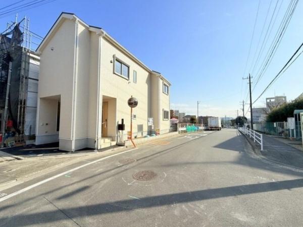 �_�ސ쌧���l�s�`����뒬�̐V�z��ˌ��Ă̑O�ʓ��H�܂ތ��n�ʐ^