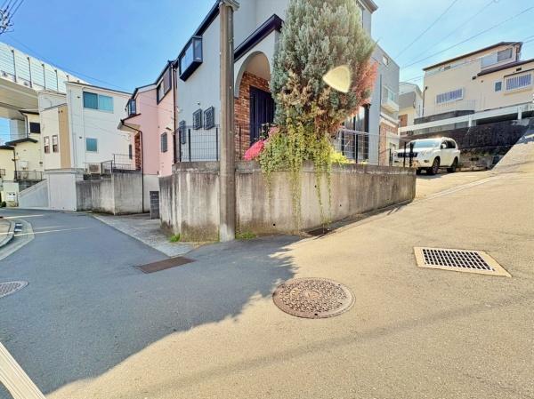 �_�ސ쌧���l�s�`����i�J3���ڂ̒��È�ˌ��Ă̑O�ʓ��H�܂ތ��n�ʐ^