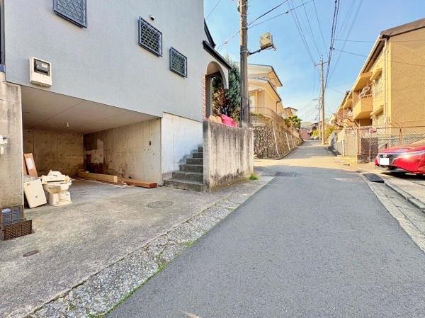 �_�ސ쌧���l�s�`����i�J3���ڂ̒��È�ˌ��Ă̑O�ʓ��H�܂ތ��n�ʐ^