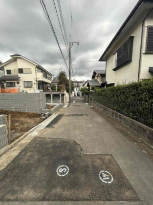 �_�ސ쌧���l�s���撆��3���ڂ̐V�z��ˌ��Ă̑O�ʓ��H�܂ތ��n�ʐ^