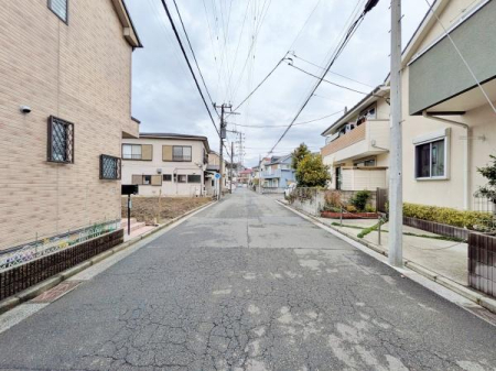 �_�ސ쌧���l�s�ߌ��掂�q�P�J1���ڂ̐V�z��ˌ��Ă̑O�ʓ��H�܂ތ��n�ʐ^