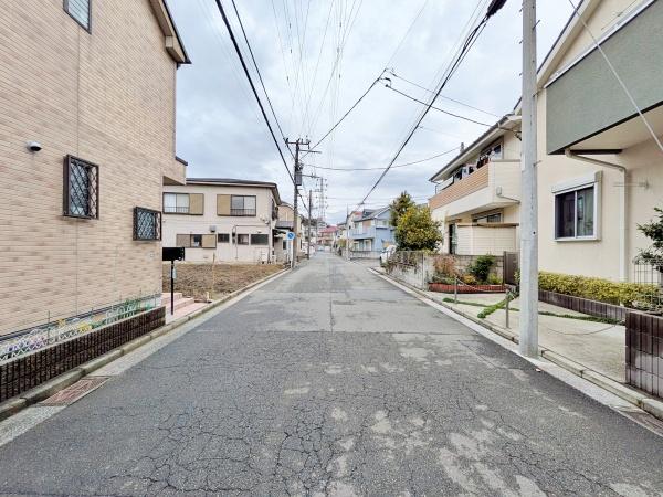 �_�ސ쌧���l�s�ߌ��掂�q�P�J1���ڂ̐V�z��ˌ��Ă̑O�ʓ��H�܂ތ��n�ʐ^