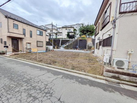 �_�ސ쌧���l�s�ߌ��掂�q�P�J1���ڂ̐V�z��ˌ��Ă̑O�ʓ��H�܂ތ��n�ʐ^