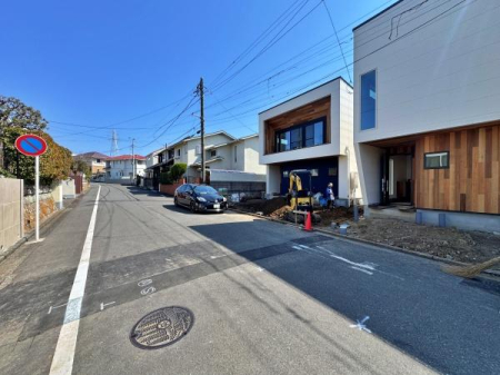 �_�ސ쌧����s�А��R1���ڂ̐V�z��ˌ��Ă̑O�ʓ��H�܂ތ��n�ʐ^