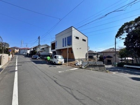 �_�ސ쌧����s�А��R1���ڂ̐V�z��ˌ��Ă̑O�ʓ��H�܂ތ��n�ʐ^