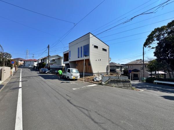 �_�ސ쌧����s�А��R1���ڂ̐V�z��ˌ��Ă̑O�ʓ��H�܂ތ��n�ʐ^